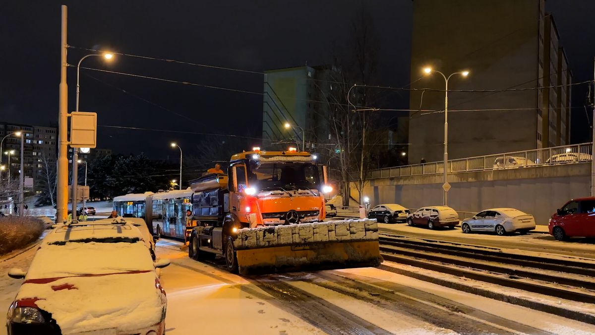Auta a autobusy v Praze měly problém vyjet zasněžený kopec a zablokovaly dopravu